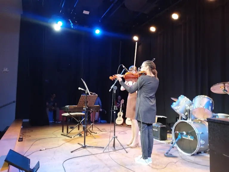 Alunas tocando violino no recital