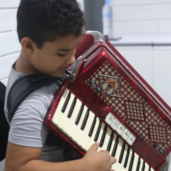 Aluno com acordeon