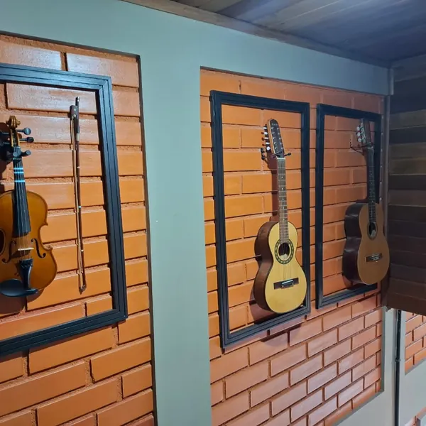 Instrumentos expostos em quadros na parede