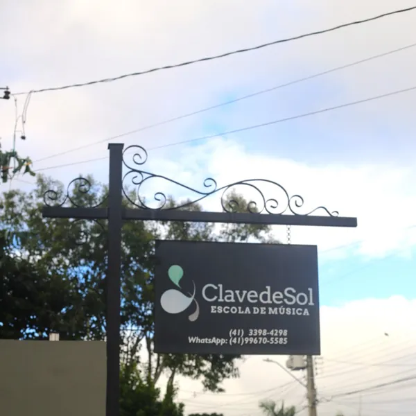 Placa da escola na rua