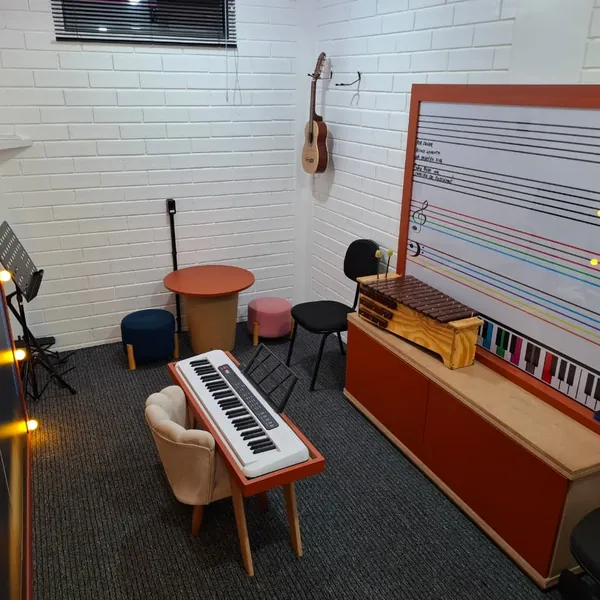 Sala de musicalização com pauta na parede