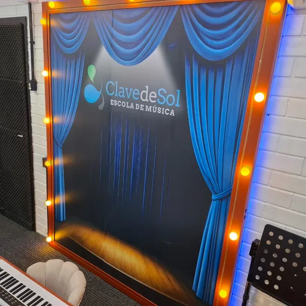 Sala com palco cenográfico