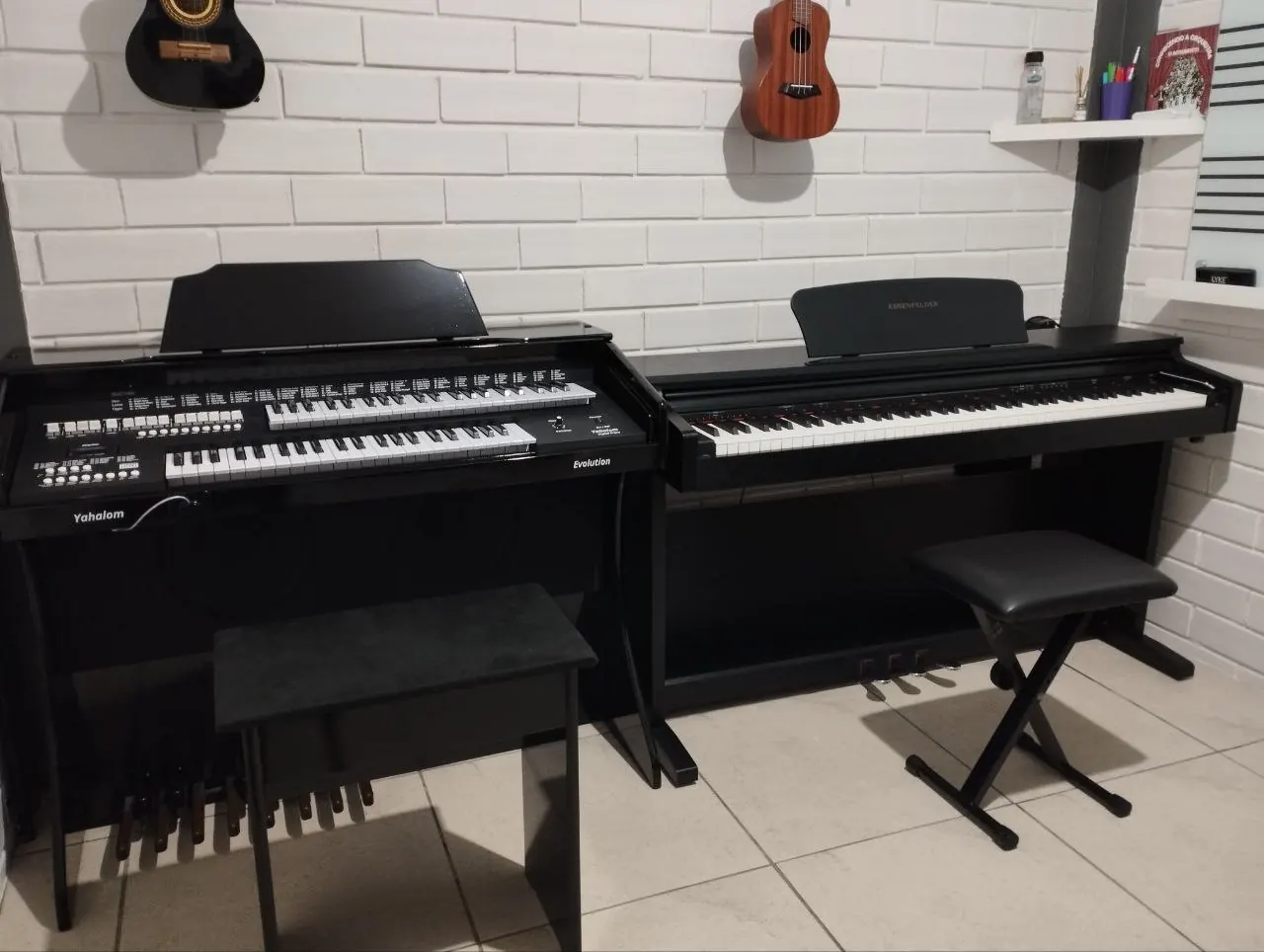 Sala com piano e órgão na Clave de Sol